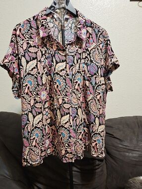 Jane and Delancey Black Floral Paisley Button-Front Short Sleeve Top